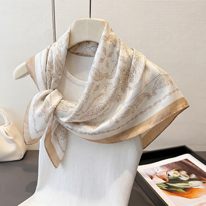 وشاح مربع من الساتان الحريري ب - مراجعة Ascot Neck Scarf وسعره